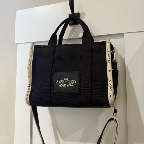 Marc Jacob’s The Tote Bag Medium - Picture 3 of 4